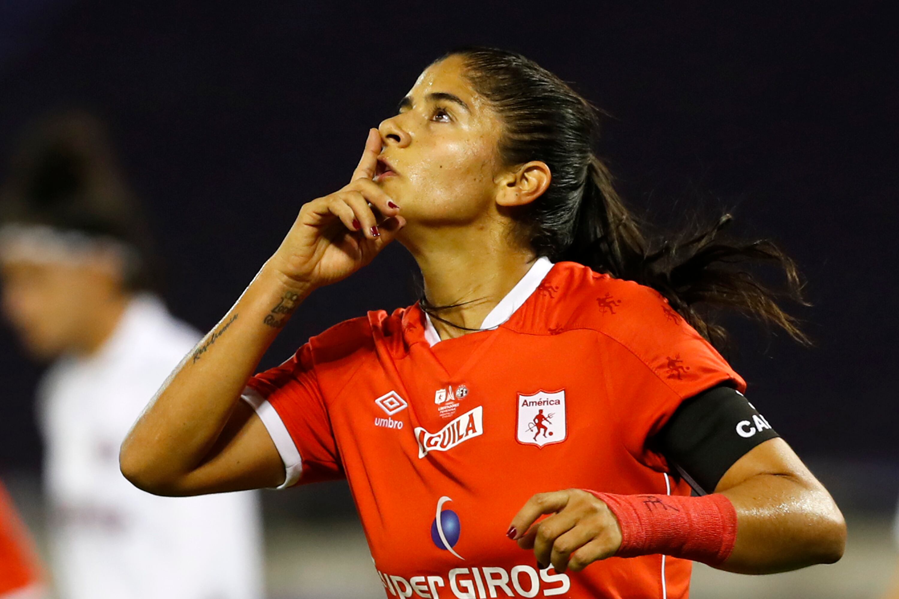 BUENOS AIRES, ARGENTINA - 21 DE MARZO: Maria Usme of America celebra después de anotar el primer gol de su equipo durante la final de la Copa CONMEBOL Libertadores 2020 femenina entre Ferroviaria y América en el Estadio José Amalfitani el 21 de marzo de 2021 en Buenos Aires, Argentina. (Foto de Agustin Marcarian - Pool / Getty Images)