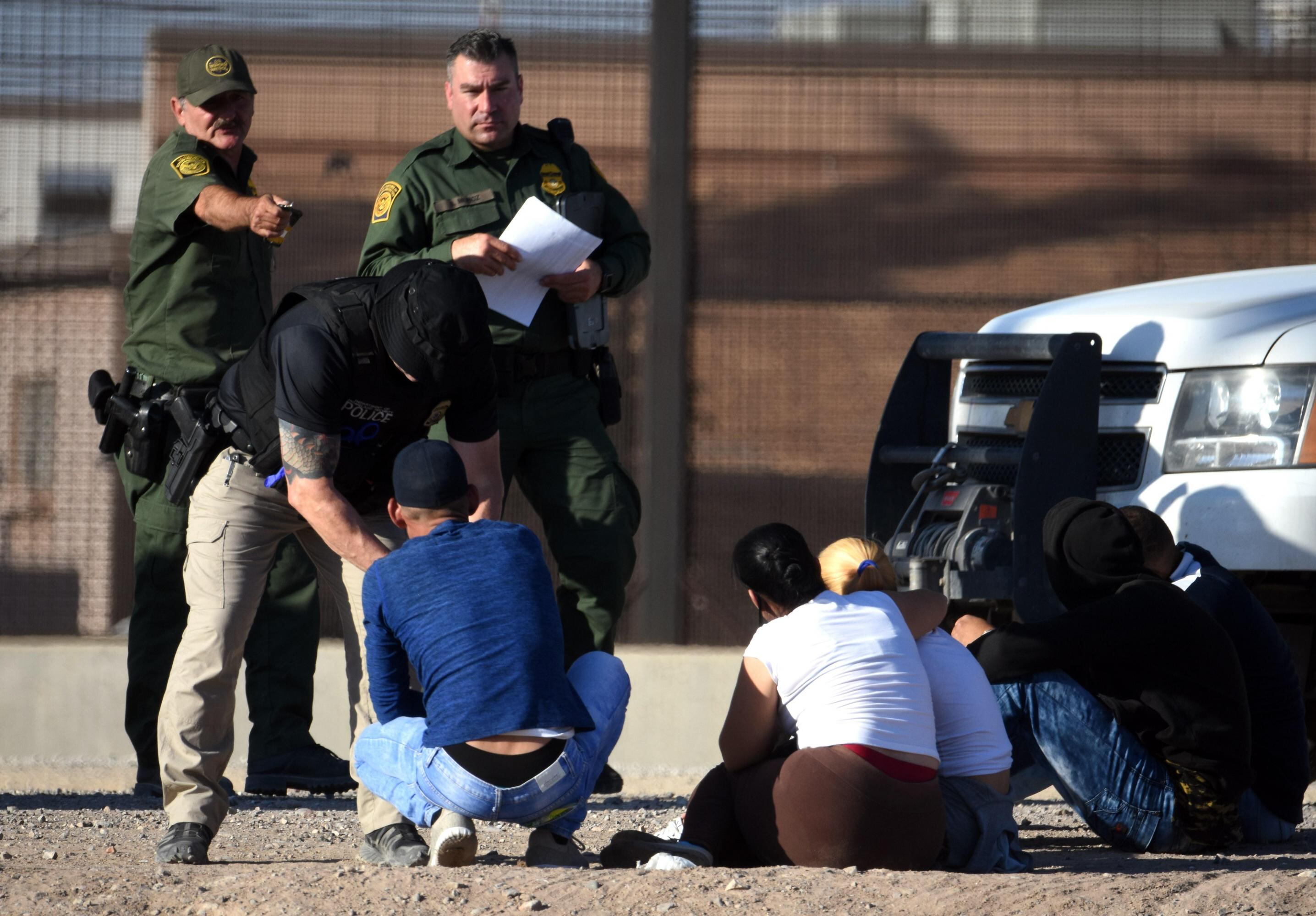 Miles de migrantes centroamericanos han emprendido grandes travesías  con el objetivo de cruzar a Estados Unidos para solicitar asilo político a las autoridades de ese país. Muchos de ellos dicen que huyen de la violencia de las pandillas y de la pobreza de sus territorios.