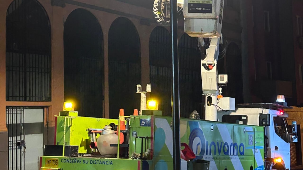 Trabajo en el alumbrado público de Manizales