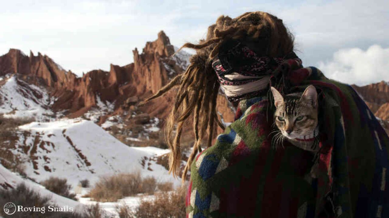 Boris es búlgaro y estudió Historia y Política en el Reino Unido. Marta, española, se formó en Negocios, Estudios Culturales e Historia del Arte.