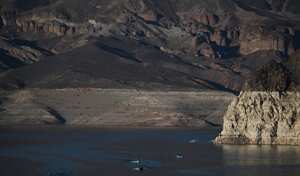 A medida que baja el nivel del agua, aparecen extintores, botellas de agua y más materiales