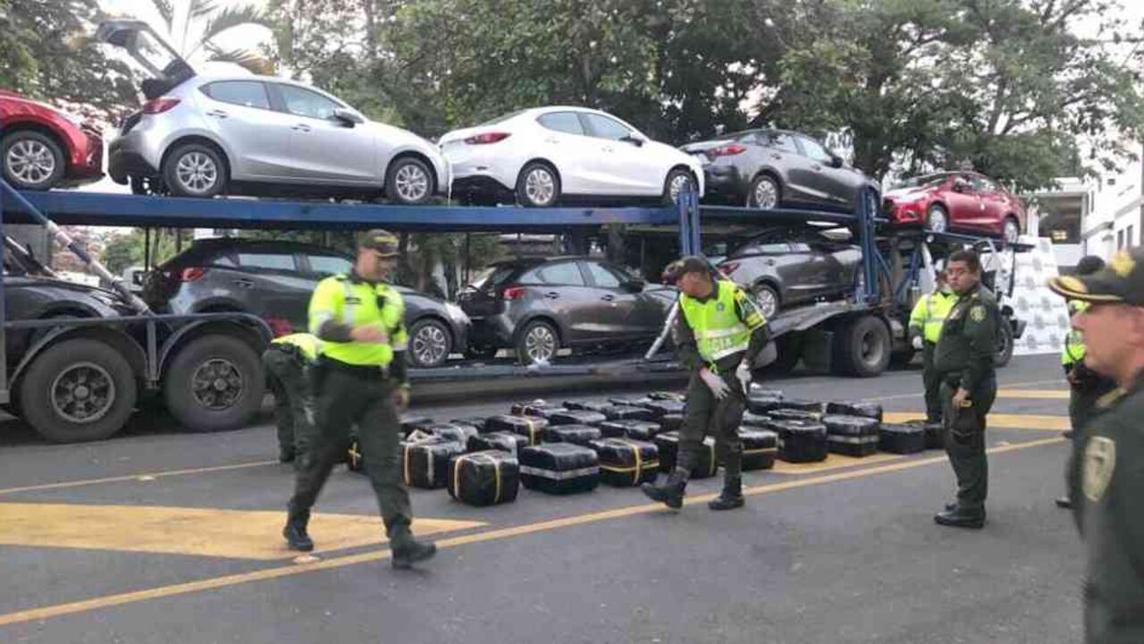 Esta ´niñera´ con nueve autos nuevos provenientes de Buenaventura, Valle, venía contaminada con 650 kilos de marihuana. La Policía de Carreteras de Ibagué descubrió el alijo.