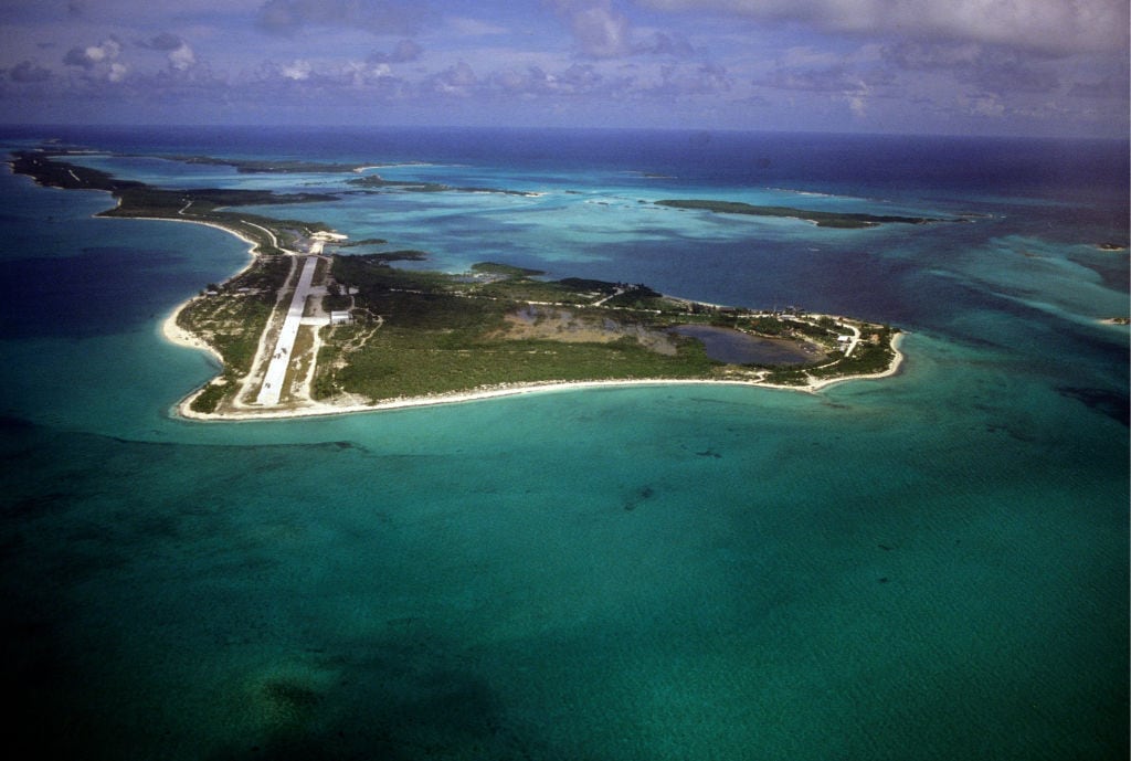 La isla de las Bahamas con pista de aterrizaje, utilizada por Carlos Lehder, jefe del cartel de Medellín liderado por Pablo Escobar, para transportar cocaína a Estados Unidos. en los años 1980. (Foto de Eric VANDEVILLE/Gamma-Rapho vía Getty Images)