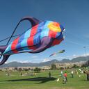 Para volar cometas gigantes siempre se debe tener un punto de anclaje como un carro o árbol. Se estira la tela, se mide el punto de viento y se espera que poco a poco se vaya inflando en tierra. Después la cometa empezará a volar lentamente a medida que se va soltando el hilo.
