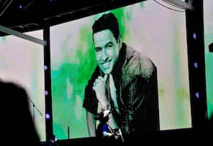 Egidio Cuadrado, acordeonero de Carlos Vives, toca su acordeón frente a una foto del desaparecido cantante vallenato Martín Elías, la madrugada del 1 de mayo de 2017, en el parque de la Leyenda Vallenata, Consuelo Araujo Noguera, durante la final del 50 Festival Vallenato y IV Rey de reyes, en Valledupar, Colombia. Foto: Carlos Julio Martínez / SEMANA