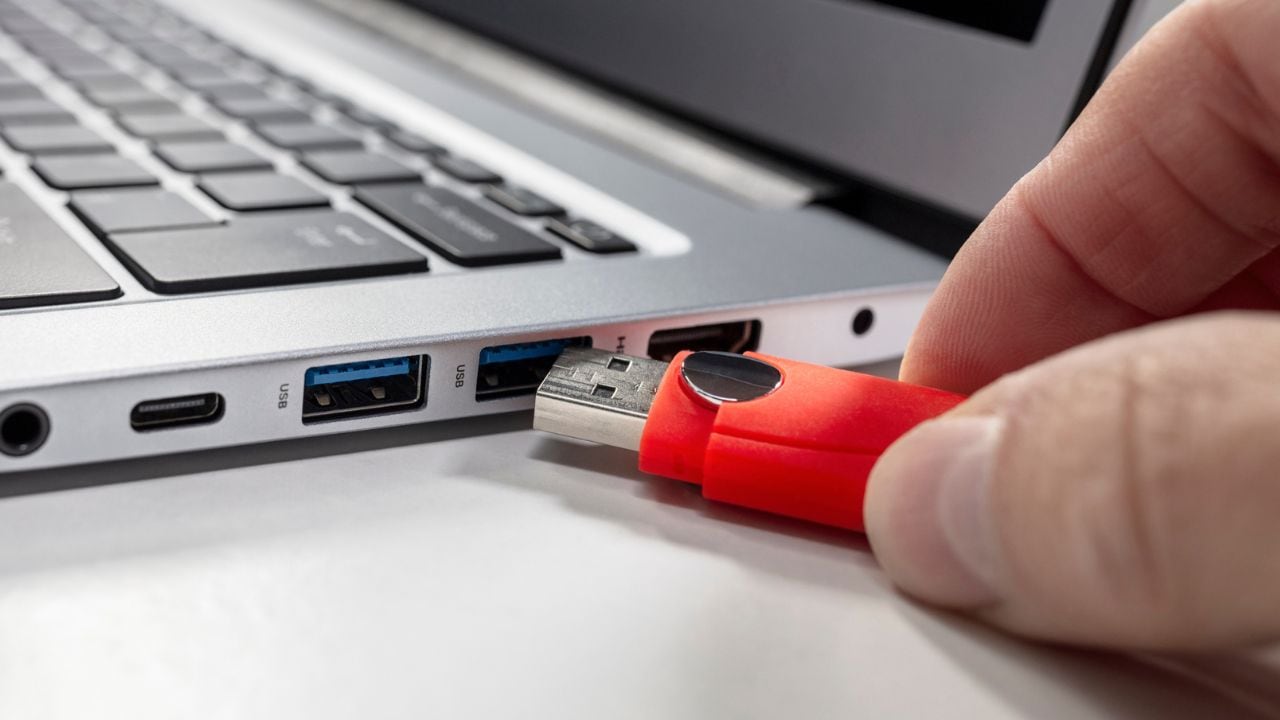 Una memoria USB encontrada en la calle puede estar infectada con virus y malware.