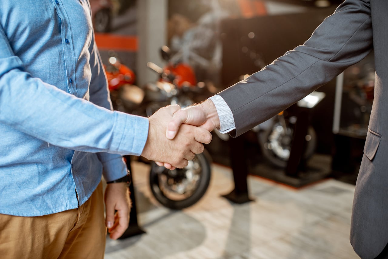 Descubra la importancia de la inscripción en el RUNT y el agendamiento de trámites para una experiencia sin complicaciones en el traspaso de su moto.