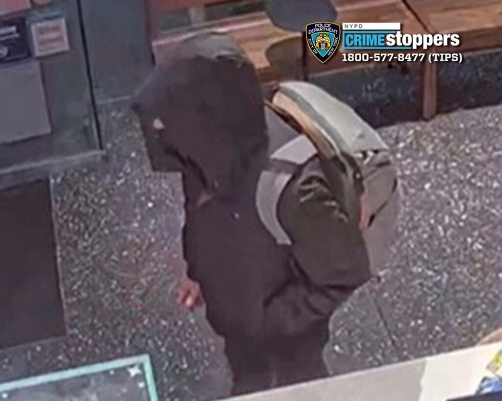 Esta imagen proporcionada por el Departamento de Policía de la ciudad de Nueva York muestra al sospechoso buscado por el asesinato del director ejecutivo de UnitedHealthcare, Brian Thompson, afuera de un hotel de Manhattan donde la aseguradora de salud estaba celebrando una conferencia con inversionistas, el miércoles 4 de diciembre de 2024. (Policía de la ciudad de Nueva York Departamento vía AP)