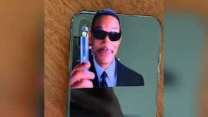 Científicos japoneses realizan un avance tecnológico para eliminar los recuerdos, así como lo hacían en la película Hombres de negro. Foto Instagram @willsmith.