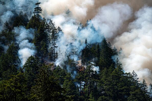 Humo del incendio forestal de Cameron Bluffs cerca de Port Alberni, Columbia Británica, Canadá, el martes 6 de junio de 2023. Canadá está en camino de ver su peor temporada de incendios forestales en la historia registrada si la tasa de tierra quemada continúa al mismo ritmo. Fotógrafo: James MacDonald/Bloomberg vía Getty Images