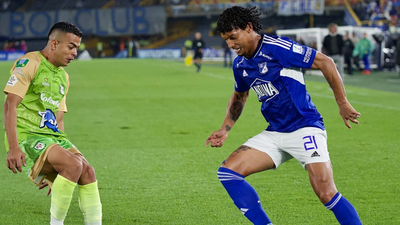 Juan Carlos Pereira disputando una pelota con el delantero Omar Duarte