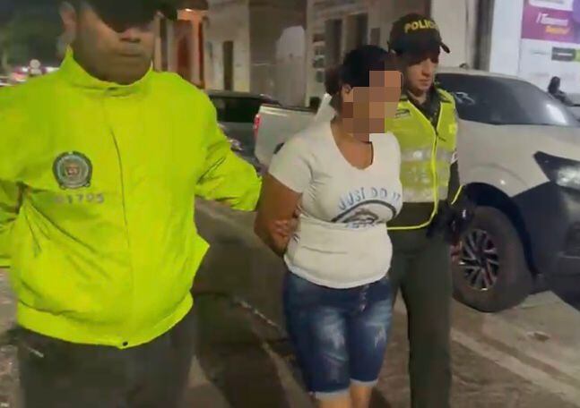 La mujer fue capturada por el delito de violencia intrafamiliar agravada.