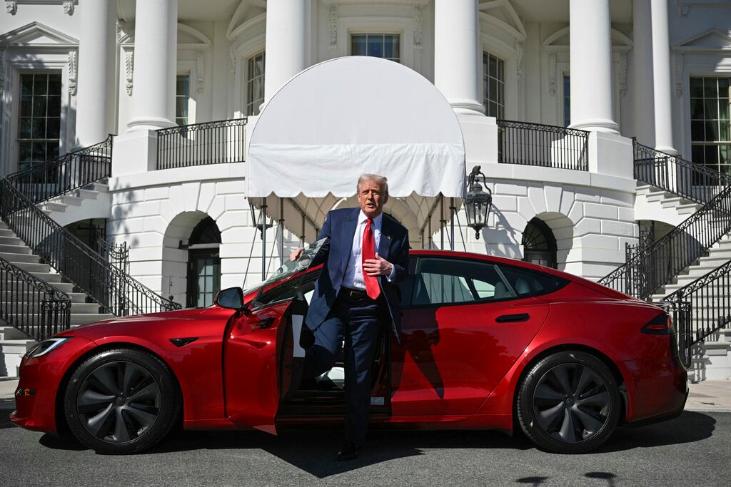 El presidente Donald Trump se baja de un vehículo Tesla Model S rojo en el jardín sur de la Casa Blanca el martes 11 de marzo de 2025, en Washington. (Pool vía AP)