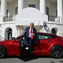 El presidente Donald Trump se baja de un vehículo Tesla Model S rojo en el jardín sur de la Casa Blanca el martes 11 de marzo de 2025, en Washington. (Pool vía AP)