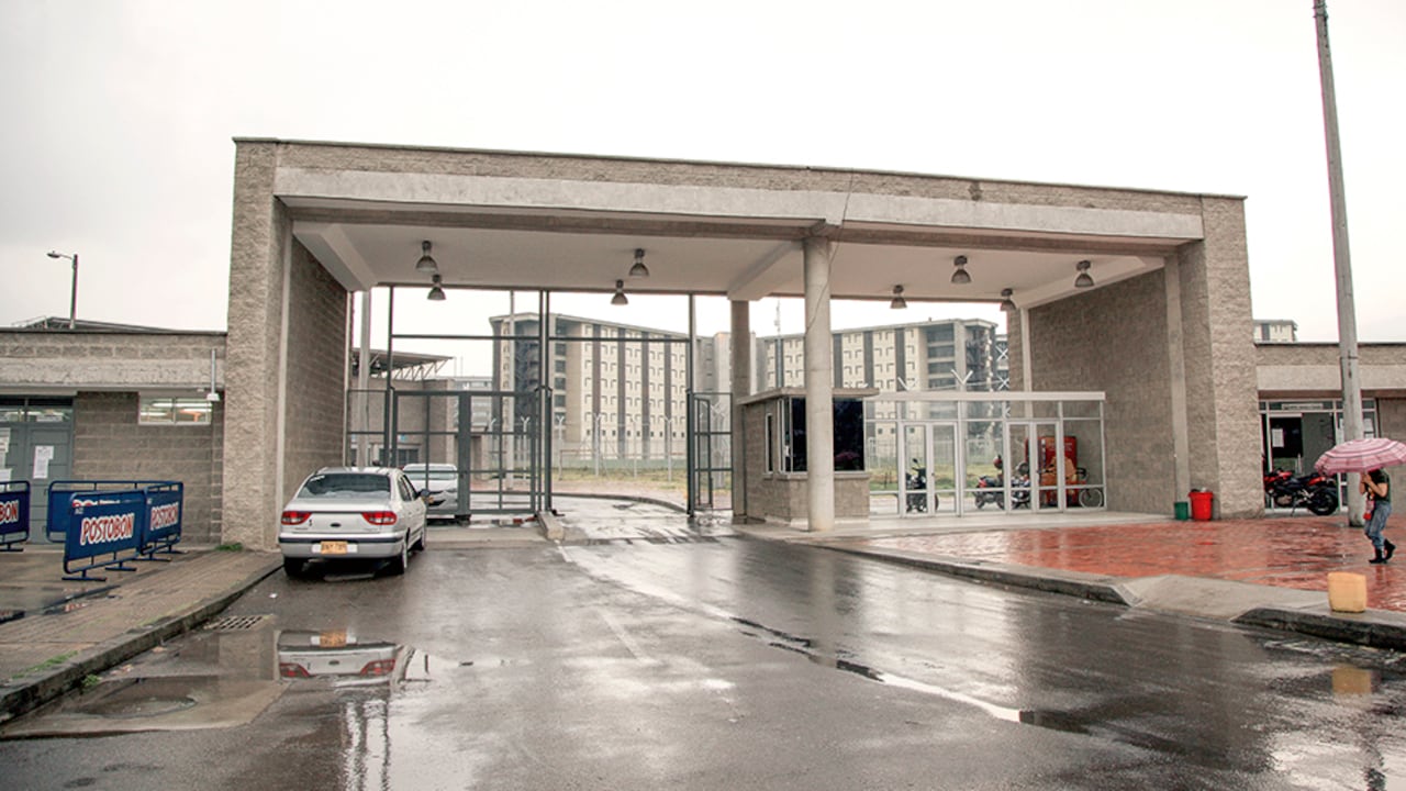 Ni la detención en el pabellón del alta seguridad de La Picota ha sido suficiente para controlar a estos delincuentes, que usan su poder y sus millones para seguir delinquiendo tras las rejas. El plan es construir una edificación al estilo de los penales de Estados Unidos.