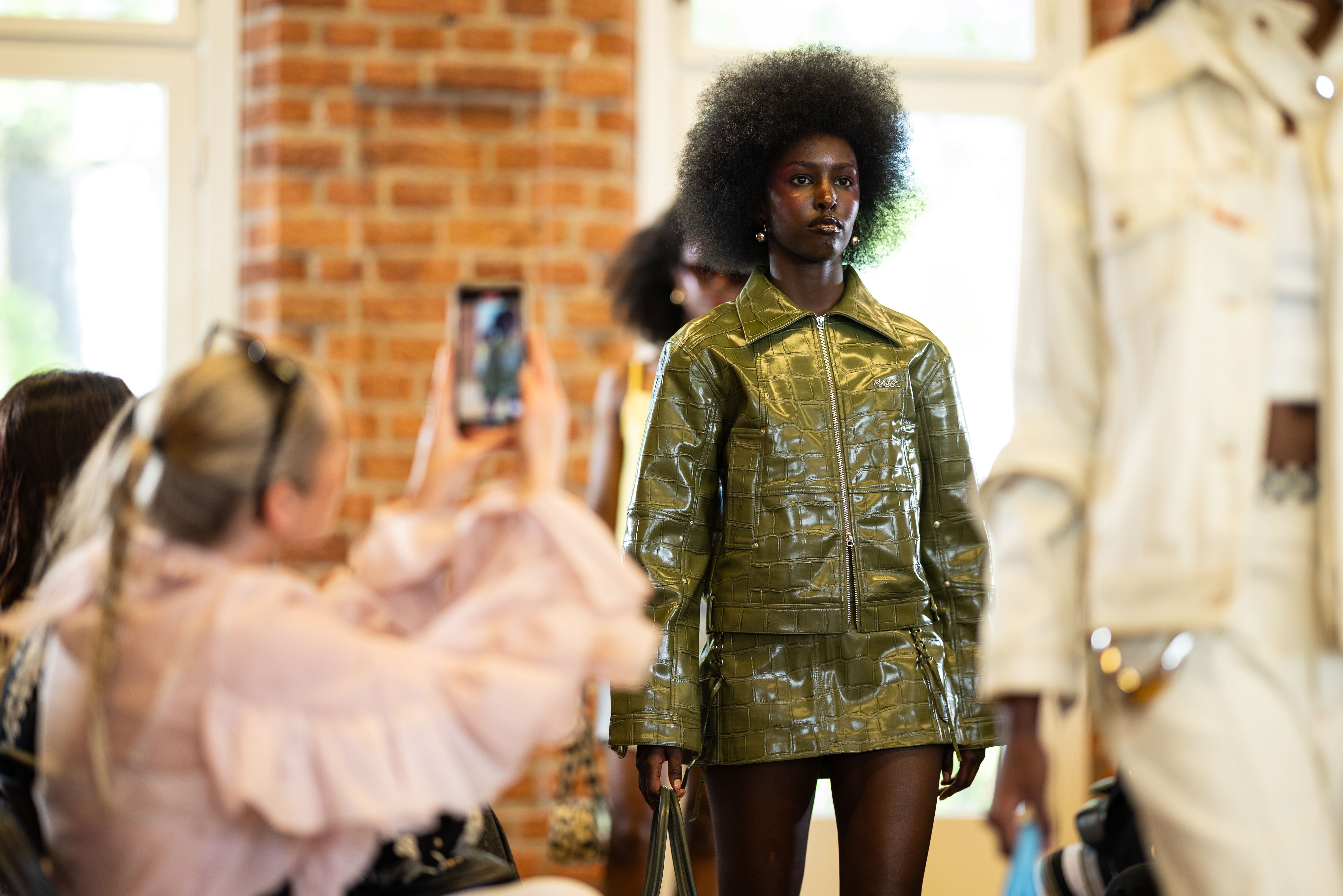 Este nuevo enfoque, donde la estética convive con la responsabilidad social y ambiental, ha sido destacado por medios como Vogue Business, The Guardian y BoF.