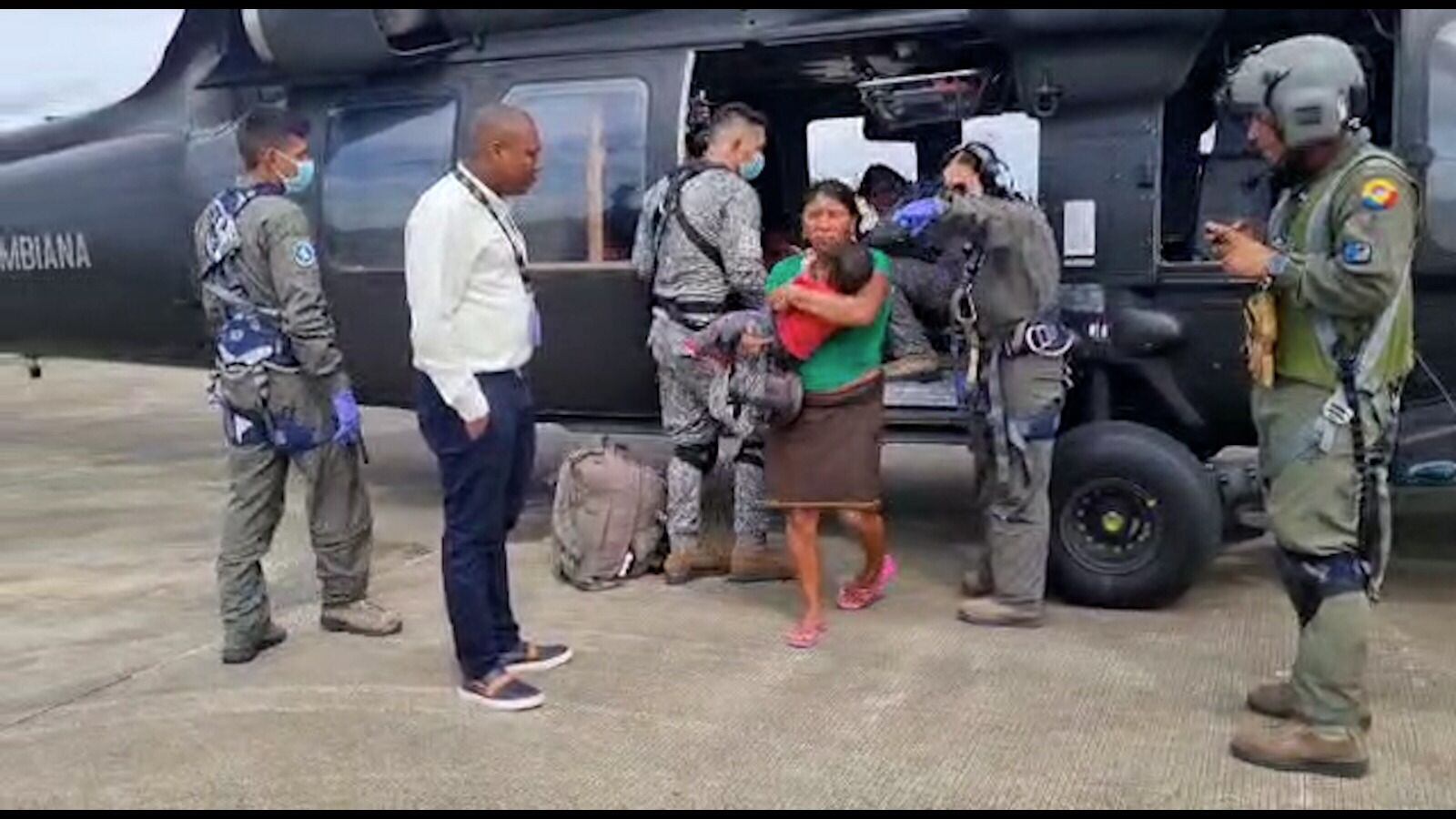 Así fueron evacuados 13 bebés indígenas que se encontraban en delicado estado de salud tras consumir alimentos en mal estado.