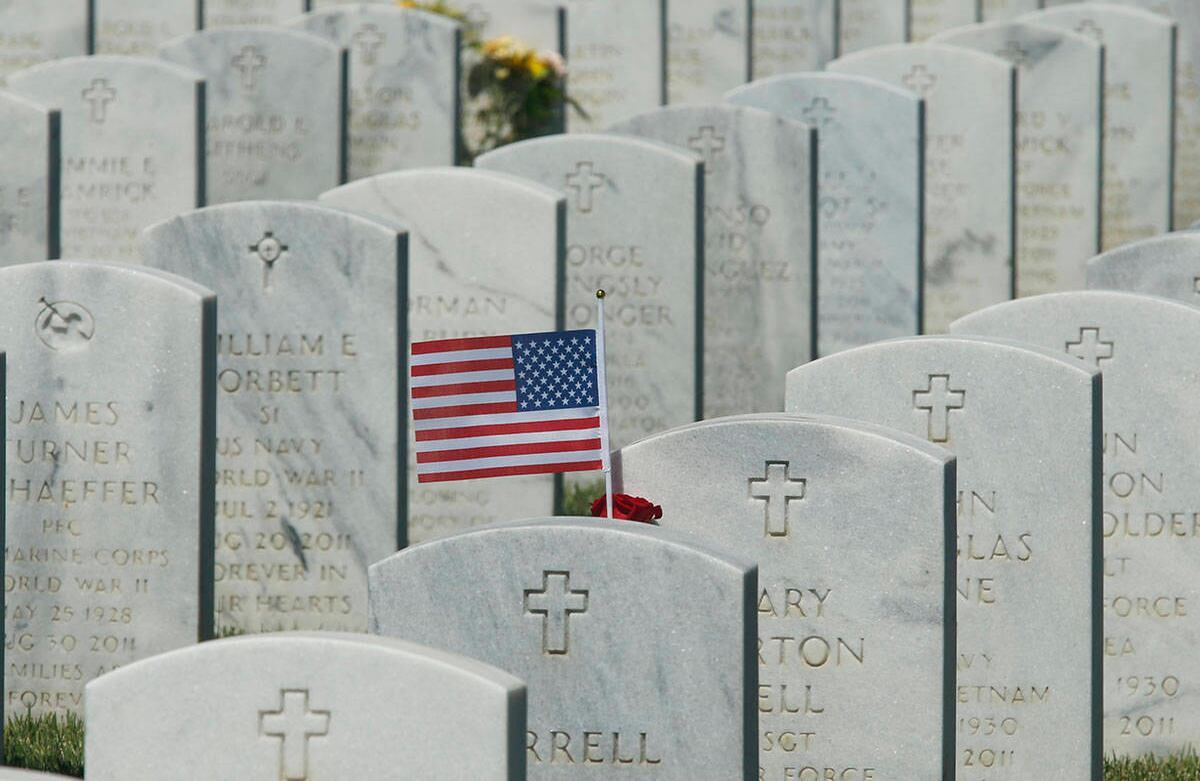 Una bandera ondea sobre la lápida de un veterano en el Cementerio Nacional del Valle de Sacramento en Dixon, California, el lunes 25 de mayo de 2020. Los eventos del Día de los Caídos en el cementerio fueron cancelados este año debido a la pandemia de coronavirus. (Foto AP / Rich Pedroncelli)