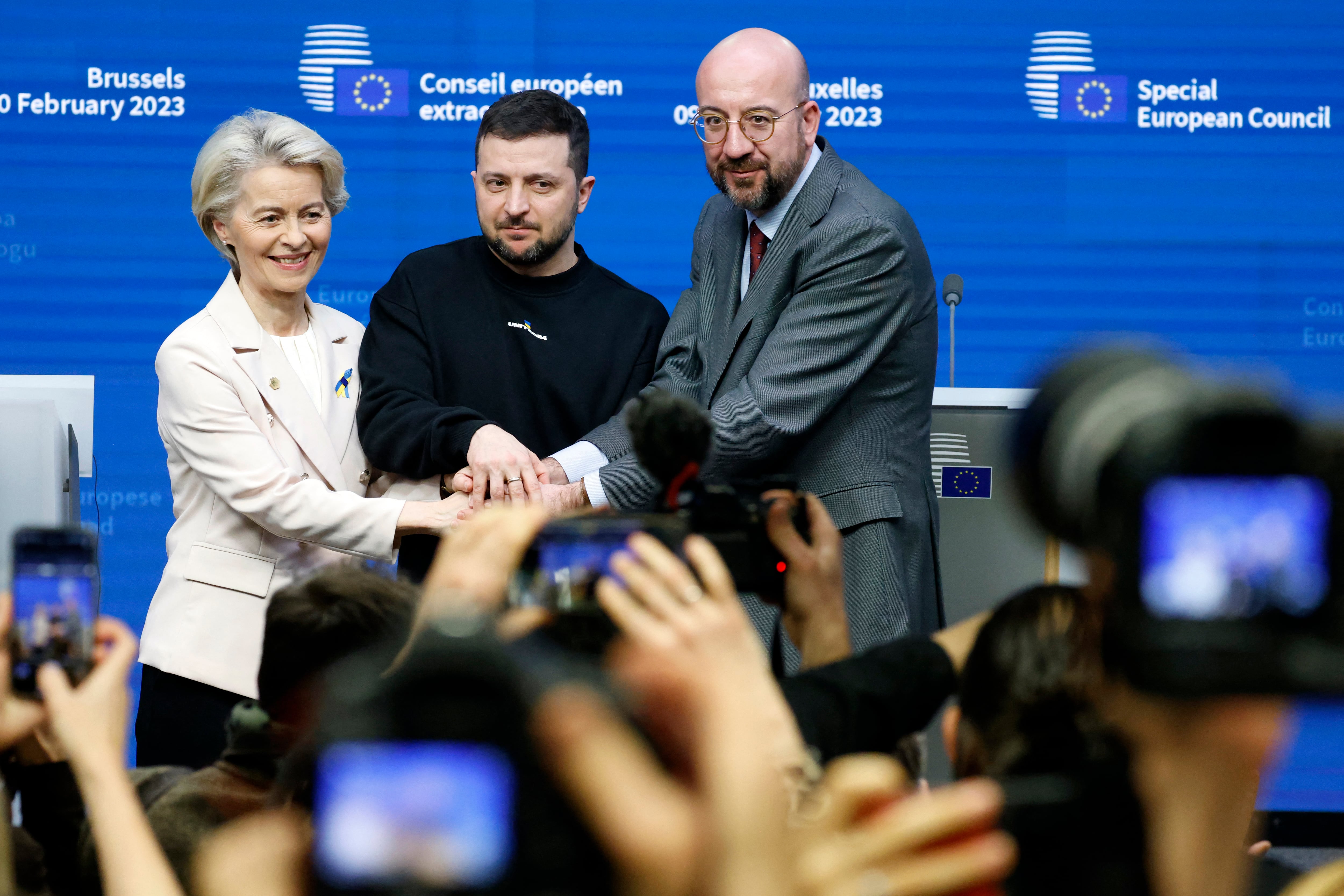 El presidente del Consejo Europeo, Charles Michel (R), la presidenta de la Comisión Europea, Ursula von der Leyen, y el presidente de Ucrania, Volodymyr Zelensky, se dan la mano después de una conferencia de prensa después de una reunión de mesa redonda como parte de una cumbre de la UE en Bruselas, el 9 de febrero de 2023.