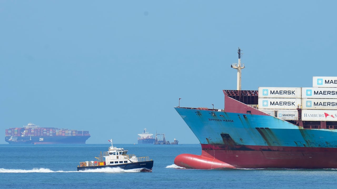 Un buque de carga navega hacia el océano Pacífico tras su paso por el Canal de Panamá, visto desde Ciudad de Panamá.