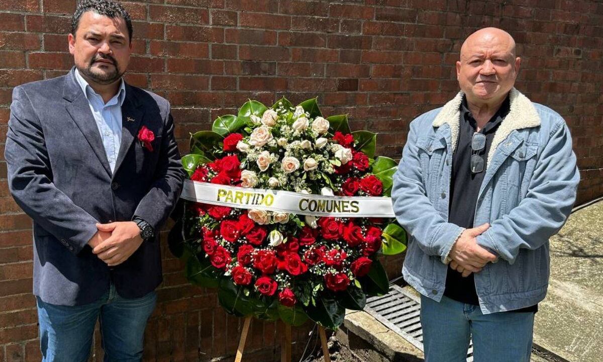 Carlos Lozada y Sergio Marín, integrantes del Partido Comunes presentaron una ofrenda floral en el marco de los 75 años del 'Bogotazo'.