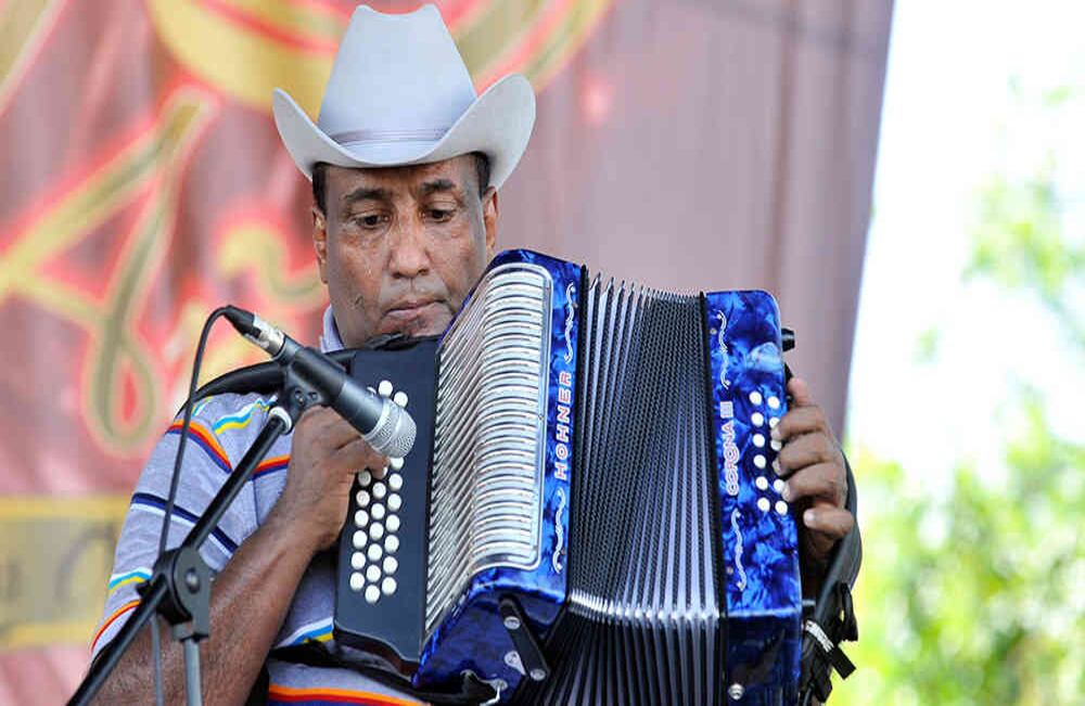 Wilber Mendoza Zuleta, rey vallenato 2013, interpreta el acordeón el la plaza Alfonso López, en Valledupar, el sábado 29 de abril de 2017, durante la fase de  eliminatorias del 50 Festival de la Leyenda Vallenata y cuarto Rey de reyes. Foto: Carlos Julio Martínez / Enviado Especial de Semana