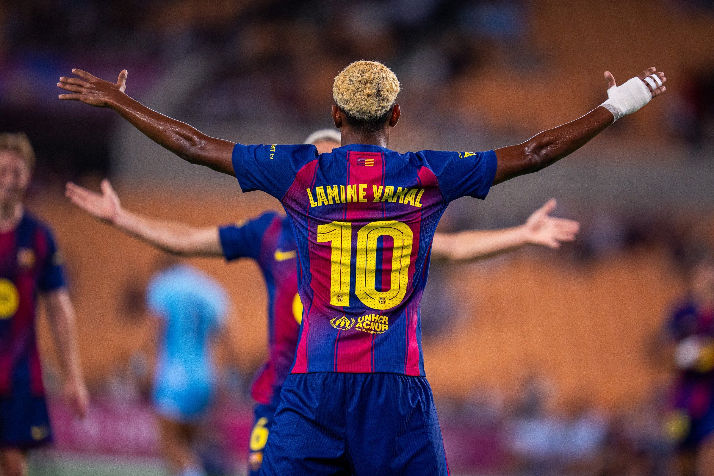 Lamine Yamal celebrando un tanto con el Barcelona.