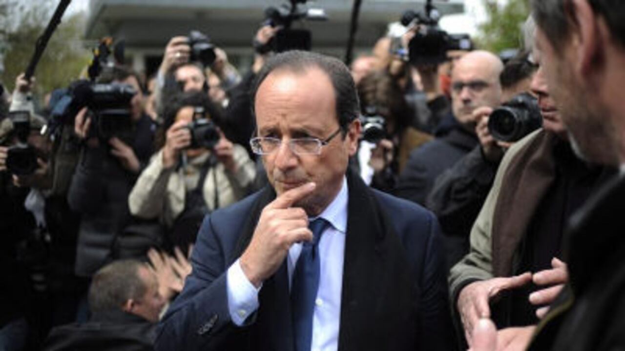 El candidato socialista a los comicios presidenciales en Francia, François Hollande, conversa con los empleados de la factoria de Still, inmersos en un plan de restructuración, durante un acto electoral en Montataire, Francia.