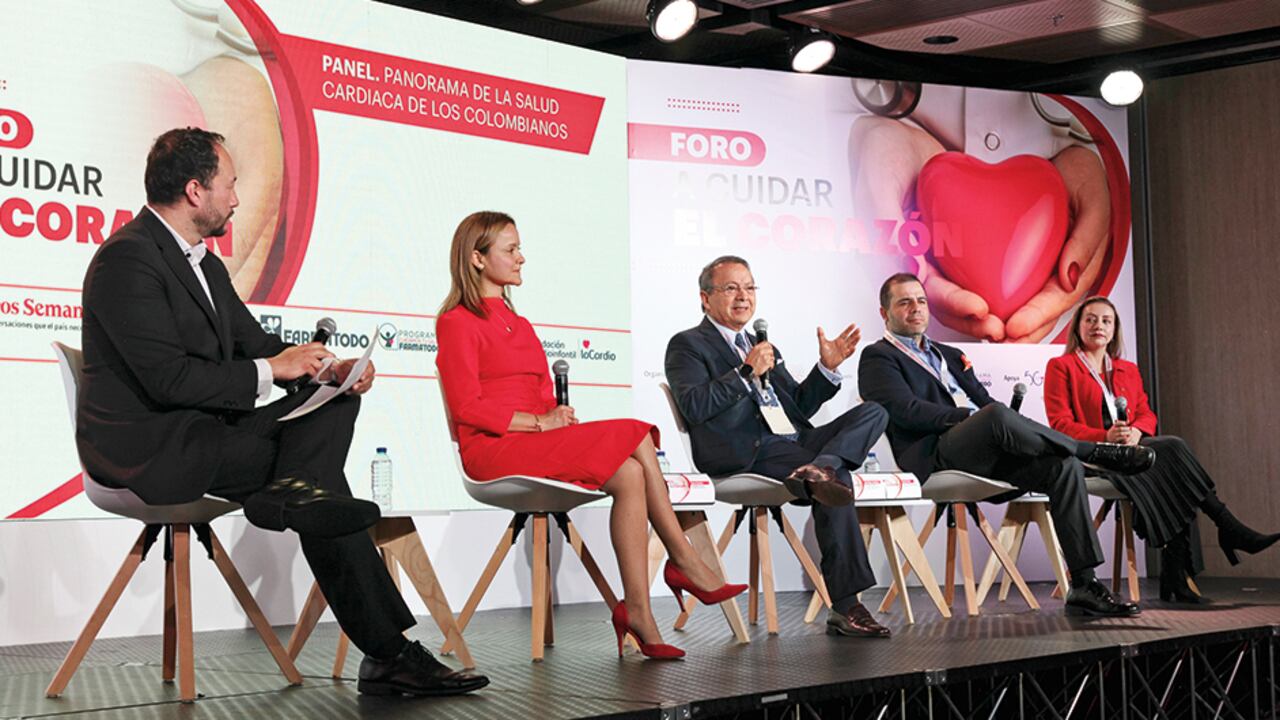 Ariel Soto, editor de Foros Semana; Karen Dueñas, cardióloga clínica de la Fundación Cardioinfantil; Luis Moya Jiménez, presidente de la Liga Colombiana contra el Infarto y la Hipertensión Arterial; Ángel Alberto García Peña, jefe de la Unidad de Cardiología del Hospital Universitario San Ignacio, e Isabel Cristina Cárdenas Moreno, presidenta del Capítulo de Cardiología de la Mujer.