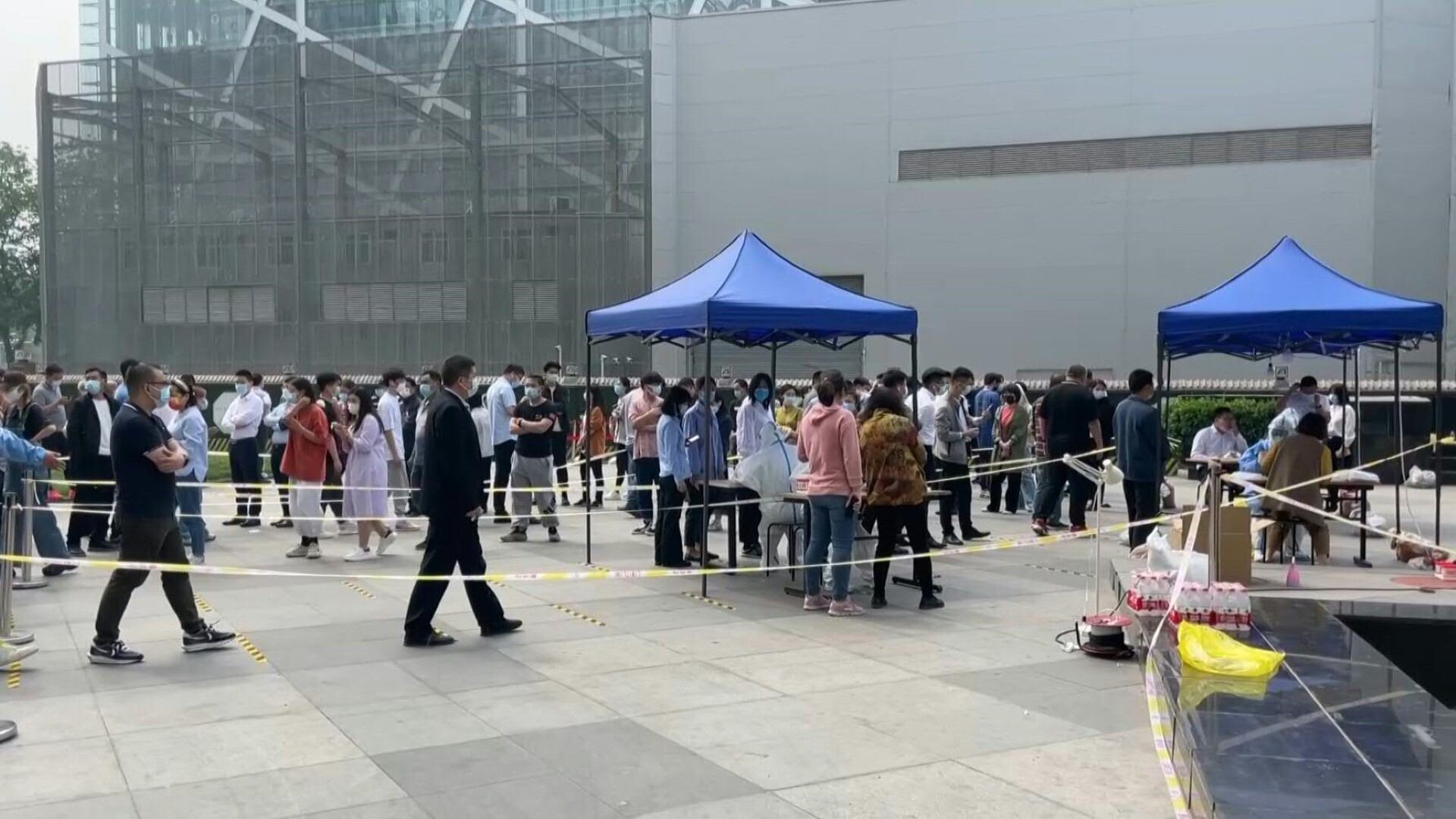 Filas en los comercios de Pekín- China ANTE UN POSIBLE nuevo confinamiento