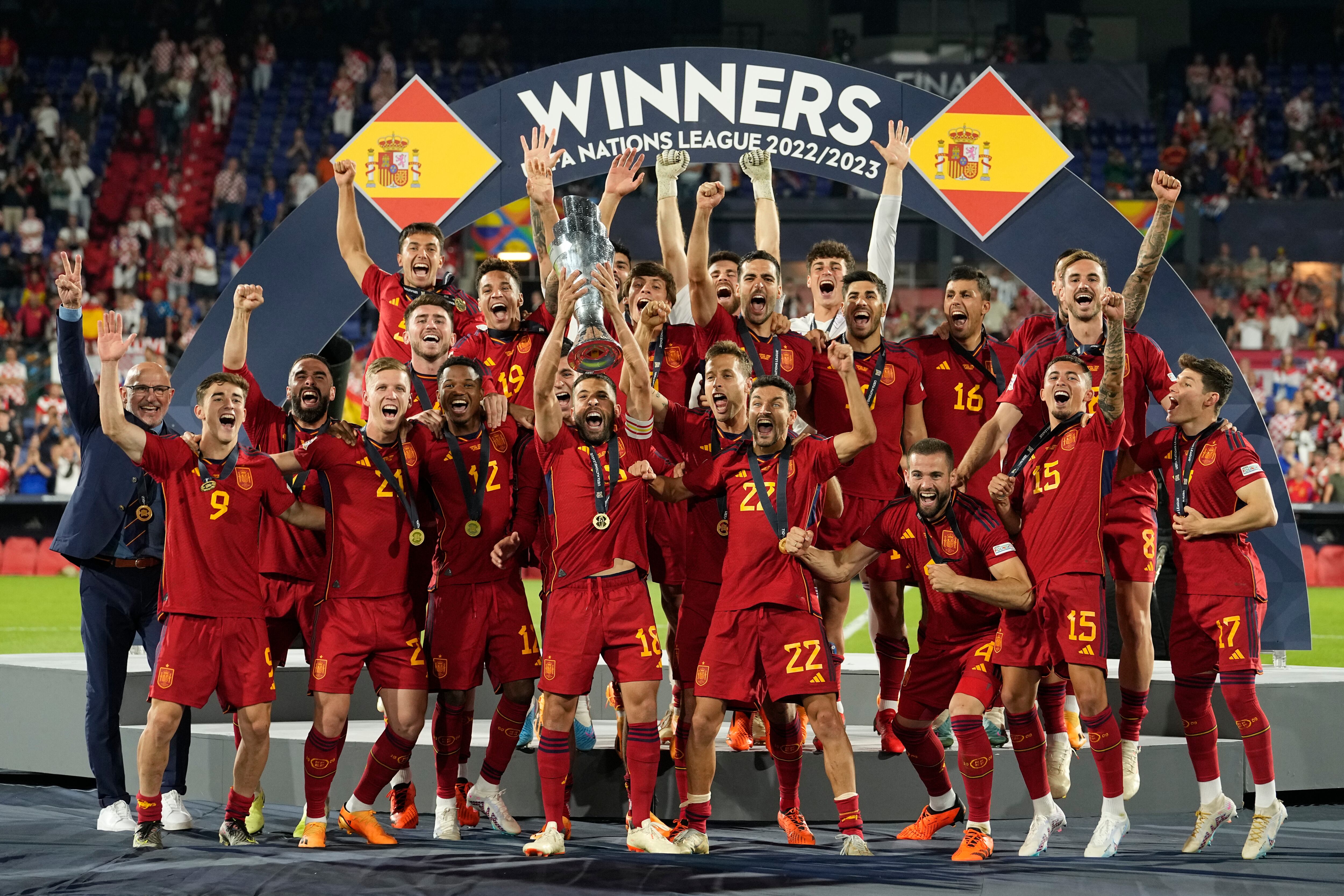Los jugadores españoles celebran con el trofeo después de ganar la final de la Liga de las Naciones entre Croacia y España en el estadio De Kuip en Róterdam, Países Bajos, el domingo 18 de junio de 2023. (Foto AP/Martin Meissner)