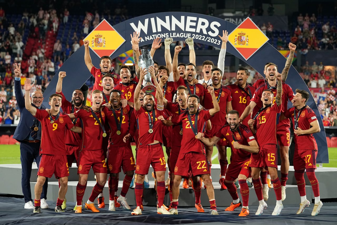 Los jugadores españoles celebran con el trofeo después de ganar la final de la Liga de las Naciones entre Croacia y España en el estadio De Kuip en Róterdam, Países Bajos, el domingo 18 de junio de 2023. (Foto AP/Martin Meissner)