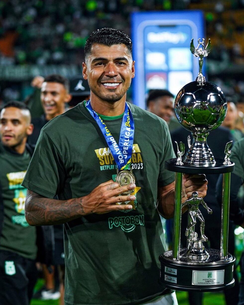 Jefferson Duque celebrando la Superliga 2023 obtenida por Nacional