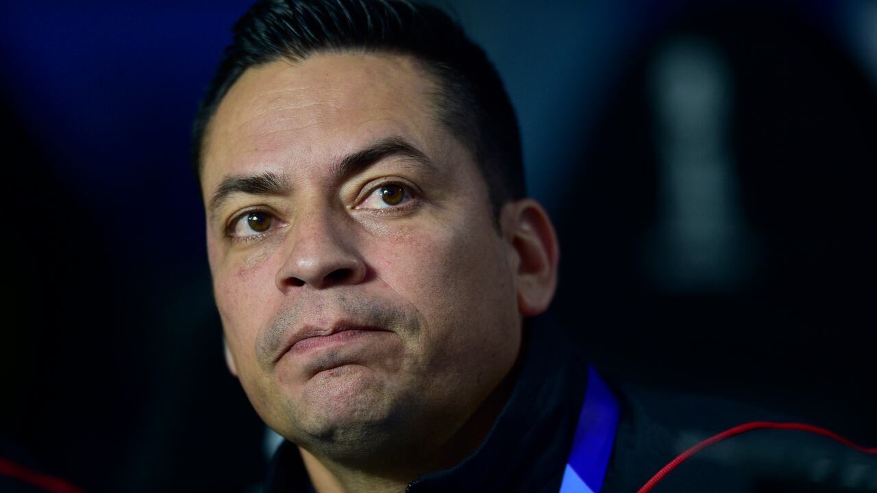 Colombia's coach Hector Cardenas, looks on during a FIFA U-20 World Cup Group C soccer match against Japan at Diego Maradona stadium in La Plata, Argentina, Wednesday, May 24, 2023. (AP Photo/Gustavo Garello)