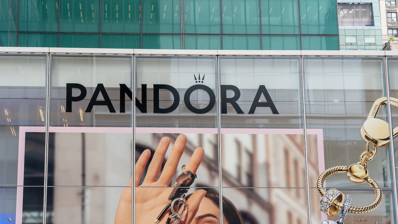 Una tienda de joyería Pandora en la ciudad de Nueva York, EE. UU.