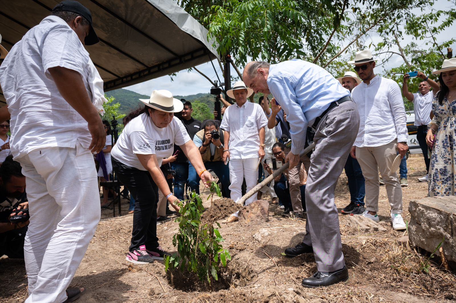 Canciller Álvaro Leyva en conmemoración con las víctimas de Juan Frío en Norte de Santander.