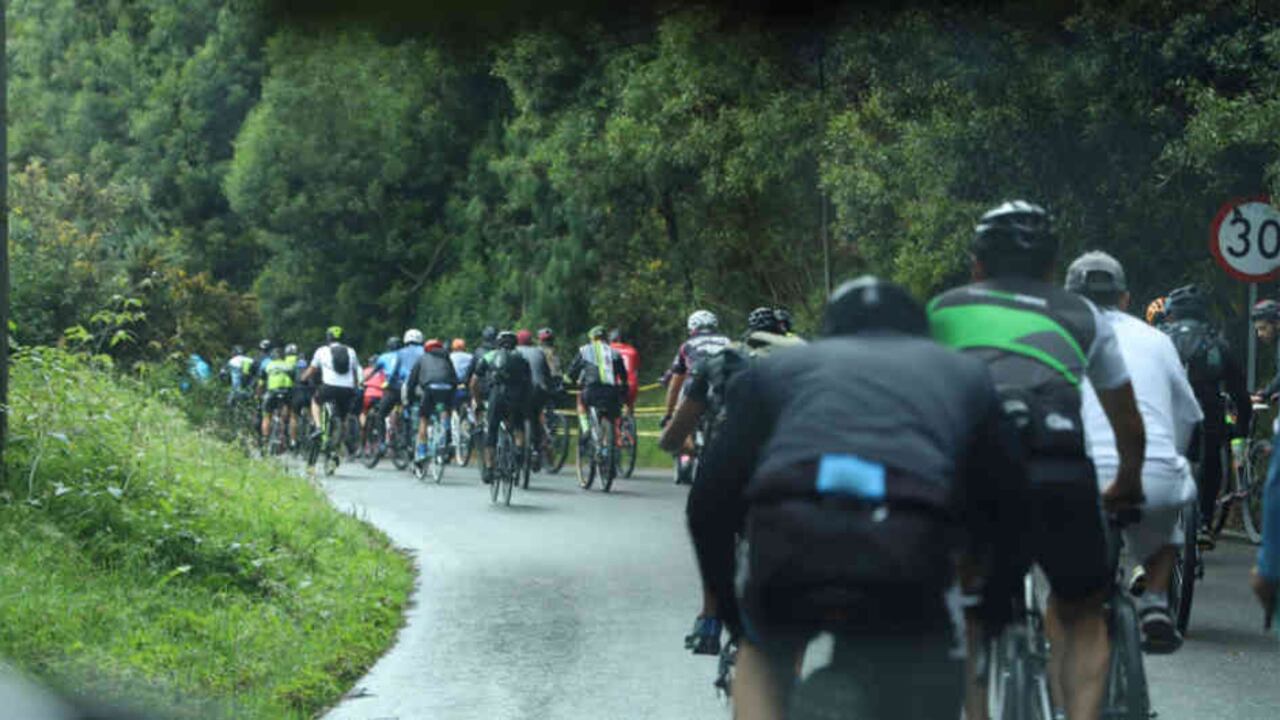 Afluencia de ciclistas en la subida al Verjón.