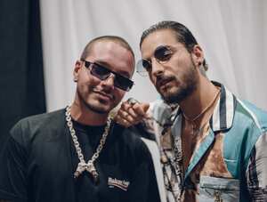 Cantantes colombianos J Balvin (i) y Maluma (d), minutos antes de la ceremonia de los premios Billboard Latinos.