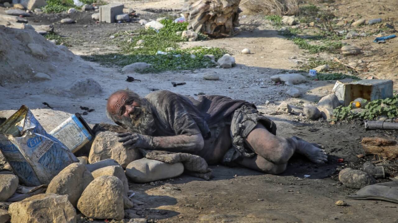 Al frío le hacía frente con un casco y se las arregló para improvisar su vestimenta.