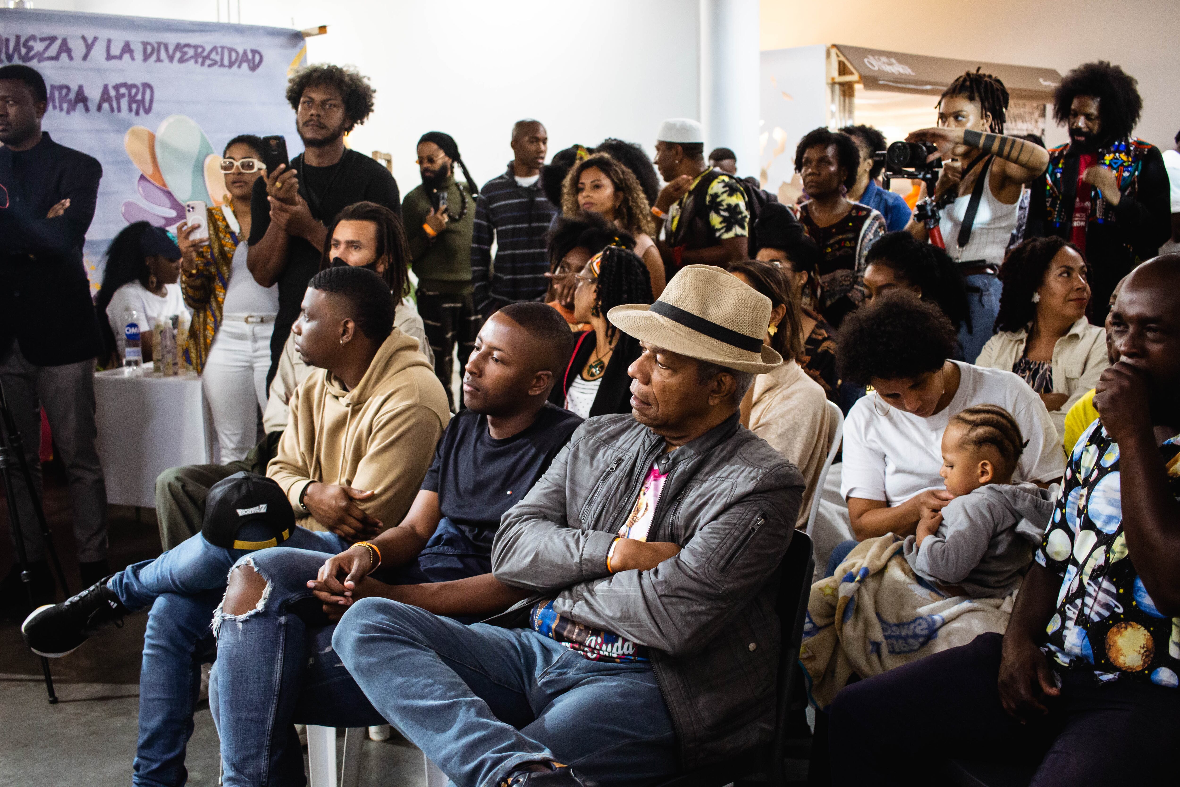 Una que otra charla atrapa a los asistentes también...