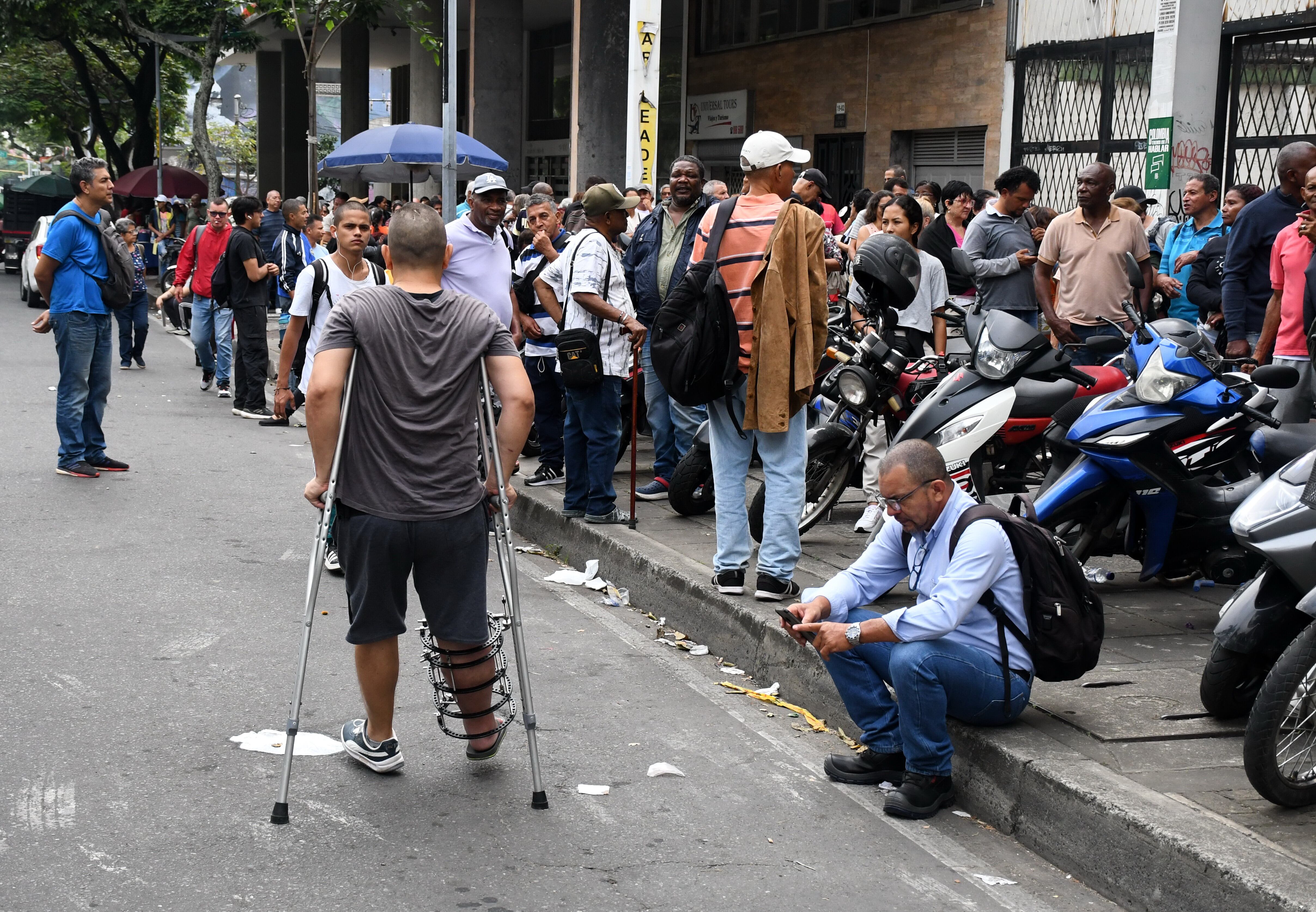 Cali:Con bloqueos viales,  Continúa el drama y la  pesadilla por quinto día consecutivo de miles de pacientes y usuarios de la nueva EPS para reclamar sus medicamentos en Disfarma en la av. 3n entre calles 19 y 20 Foto José L Guzmán