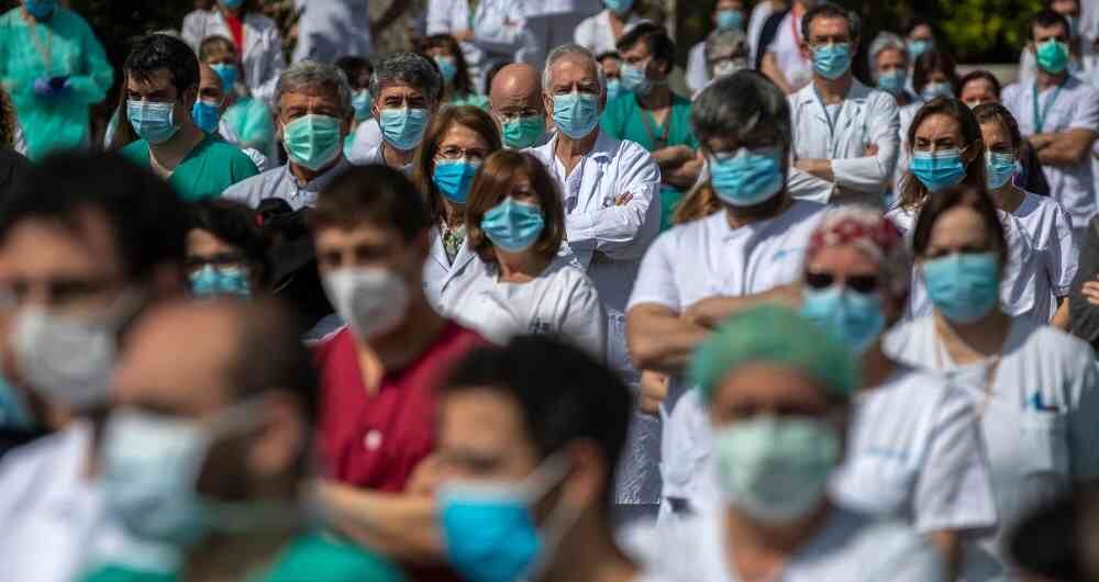 Vale mencionar que un alto responsable de la Agencia Europea de Medicamentos (EMA) estimó, en una entrevista publicada el domingo, que sería preferible dejar de distribuir la vacuna de AstraZeneca contra la covid-19 para todas las edades si hay alternativas disponibles.