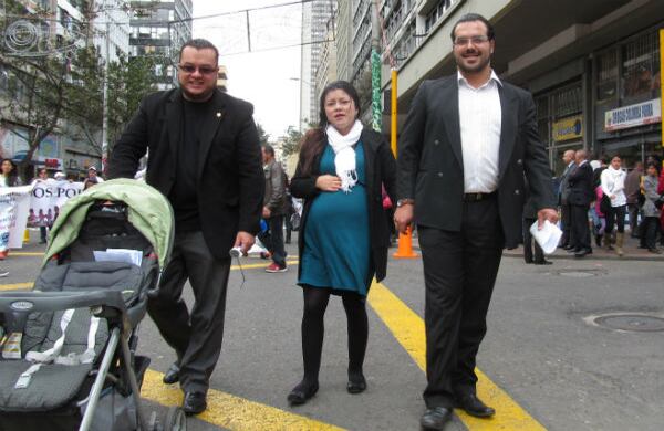 Mujeres embarazadas y con niños de todas las edades se reunieron frente a la Procuraduría desde donde caminaron hasta la plaza de Bolivar en apoyo al procurador Ordoñez.  