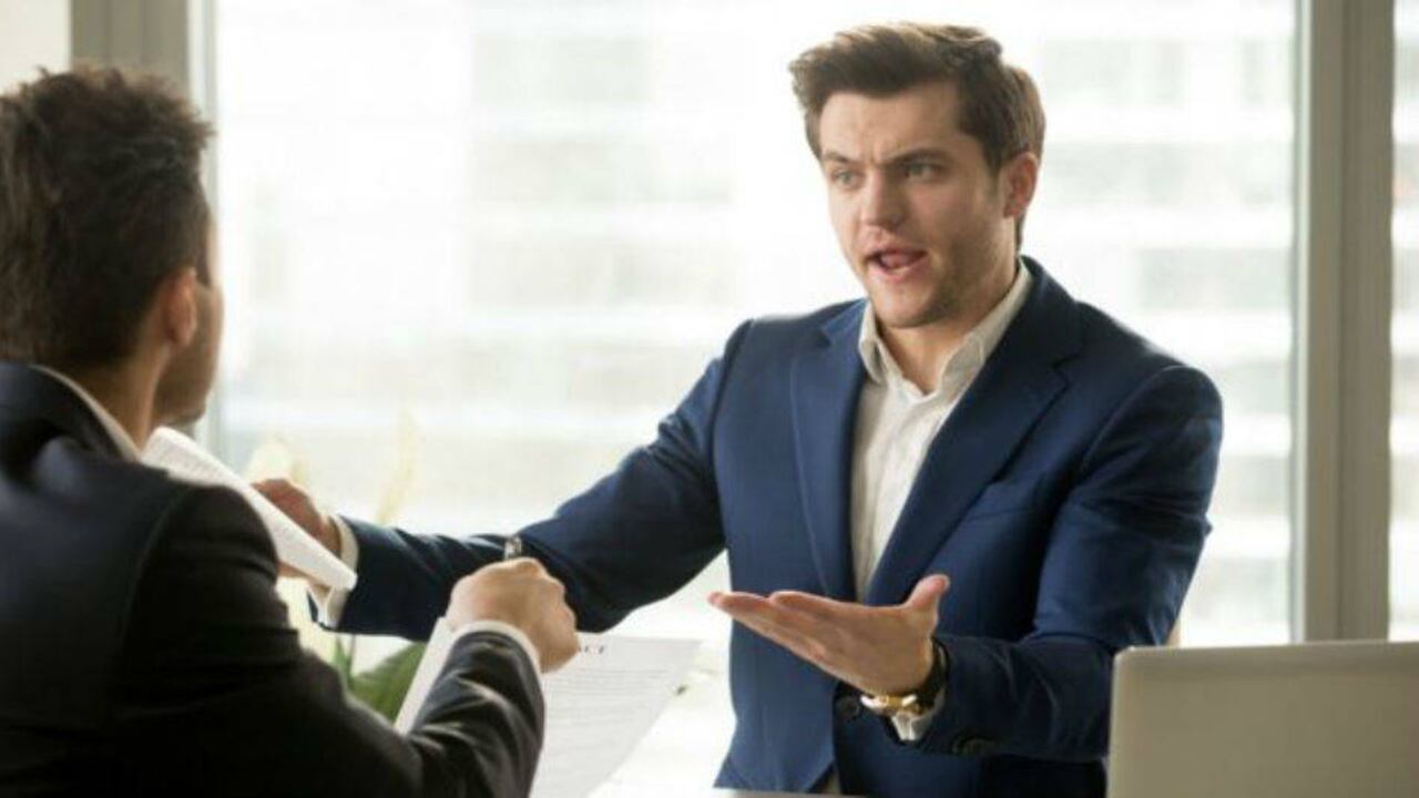 El ratio entre lo que gana un jefe y un empleado oscila entre 6 y 11,5 en América Latina. Foto: Fizkes vía BBC Mundo