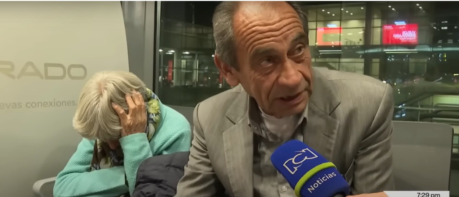 La posición del cuerpo no es la normal para el reposo. Acá estamos sentados, entonces se inflaman las piernas, la circulación de la sangre no es la misma, hay dolores musculares, la columna duele”, dijo Augusto a RCN.