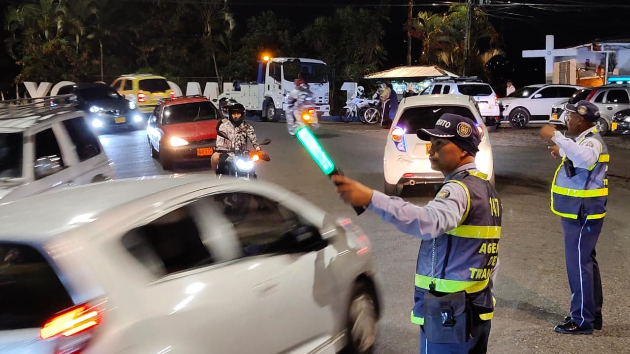 Autoridades de tránsito hacen presencia en puntos estratégicos de la ciudad para garantizar que no haya accidentes en el regreso a la ciudad por parte de conductores.