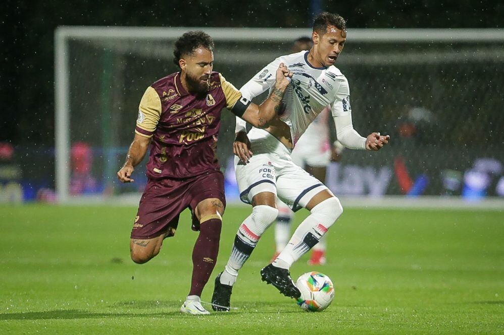 Juan Pablo Nieto disputa un balón con Andrés Ricaurte.