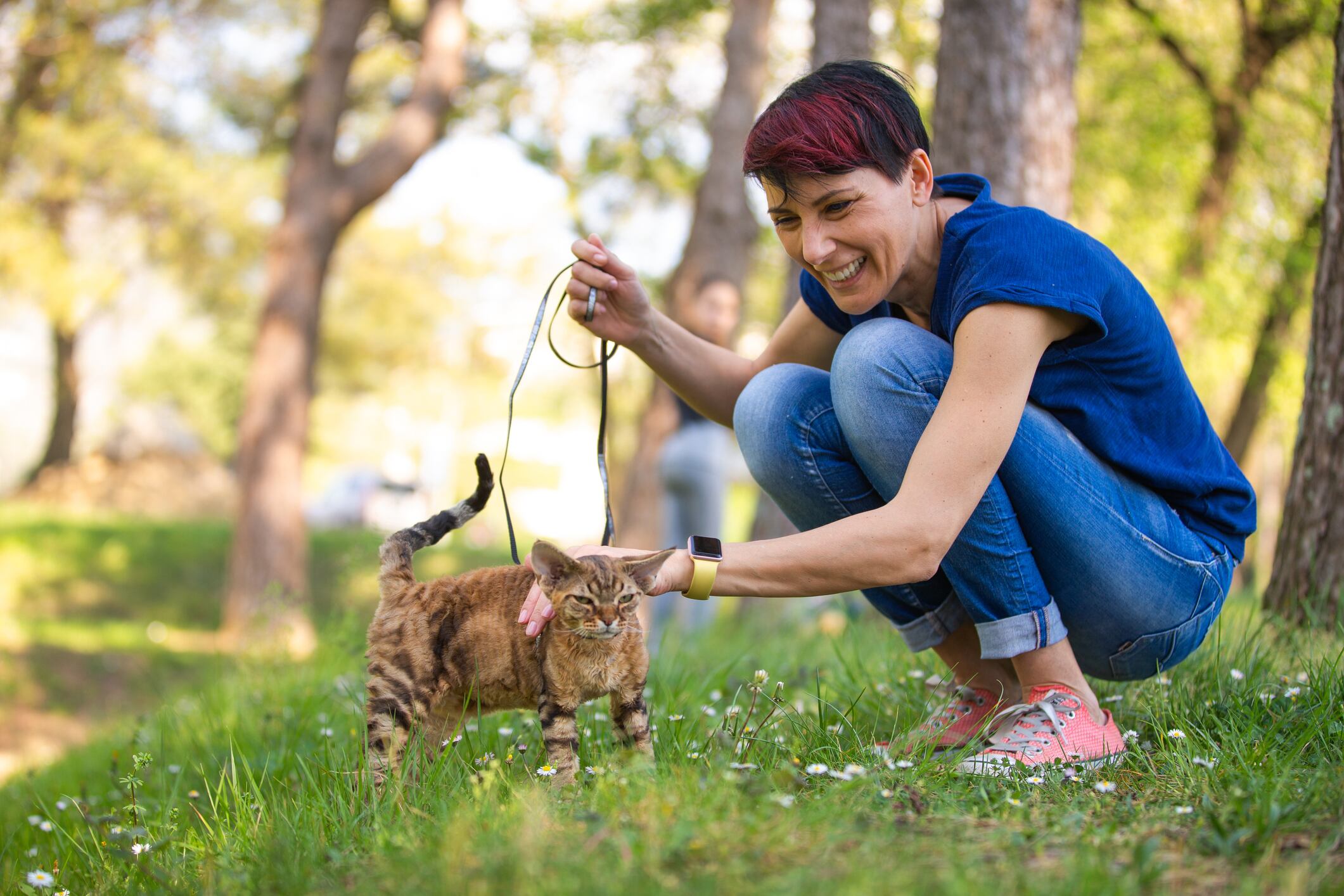 Mujer paseando con gato