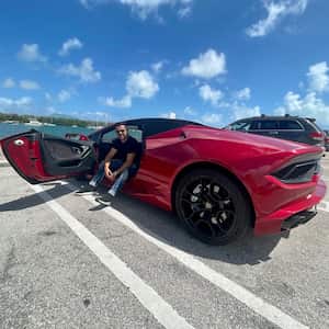 Piter Albeiro y su Ferrari.