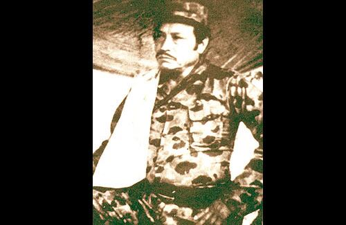 Era un secreto a voces que a 'Tirofijo' lo espantaban las cámaras, bien fueran de televisión o fotografía, por lo que pedía que éstas fueran apagadas. Sin embargo, en los archivos fotográficos aparecen algunas en las que parece adoptar posturas para la imagen. 